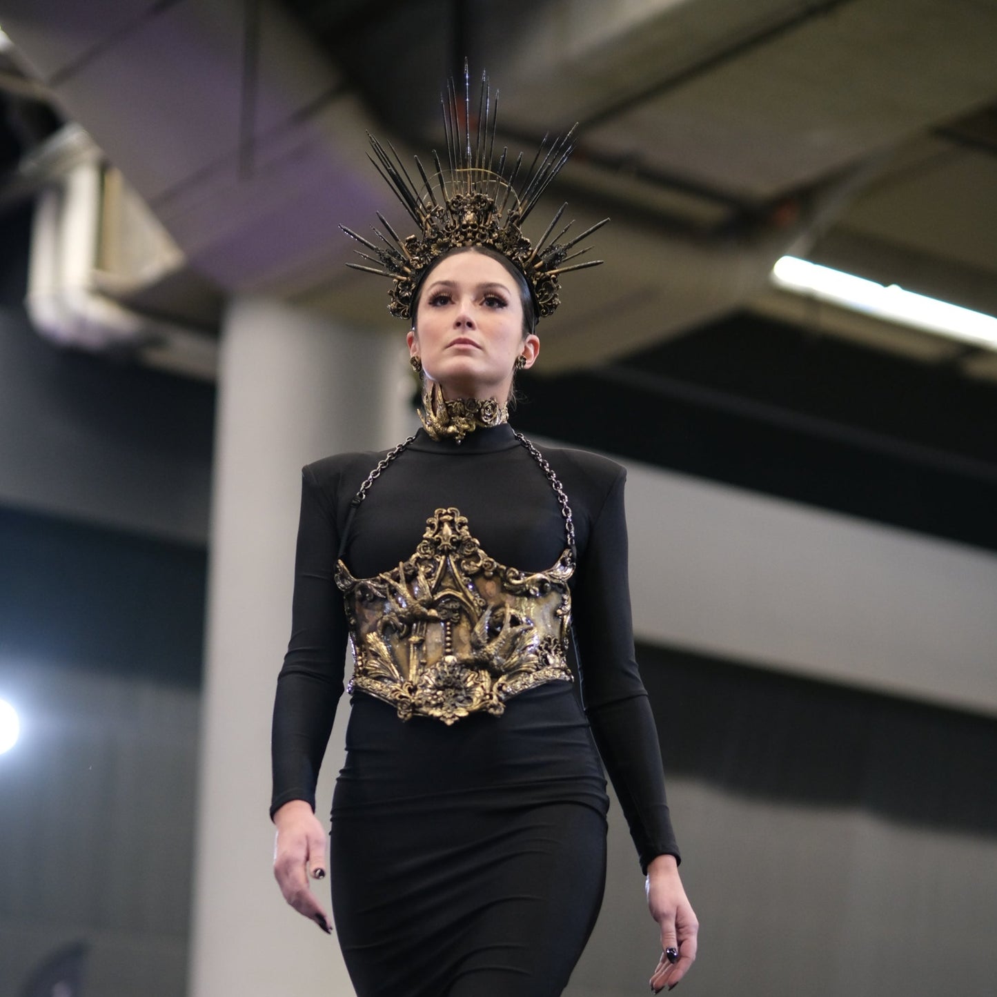 Couronne de pics et de crâne