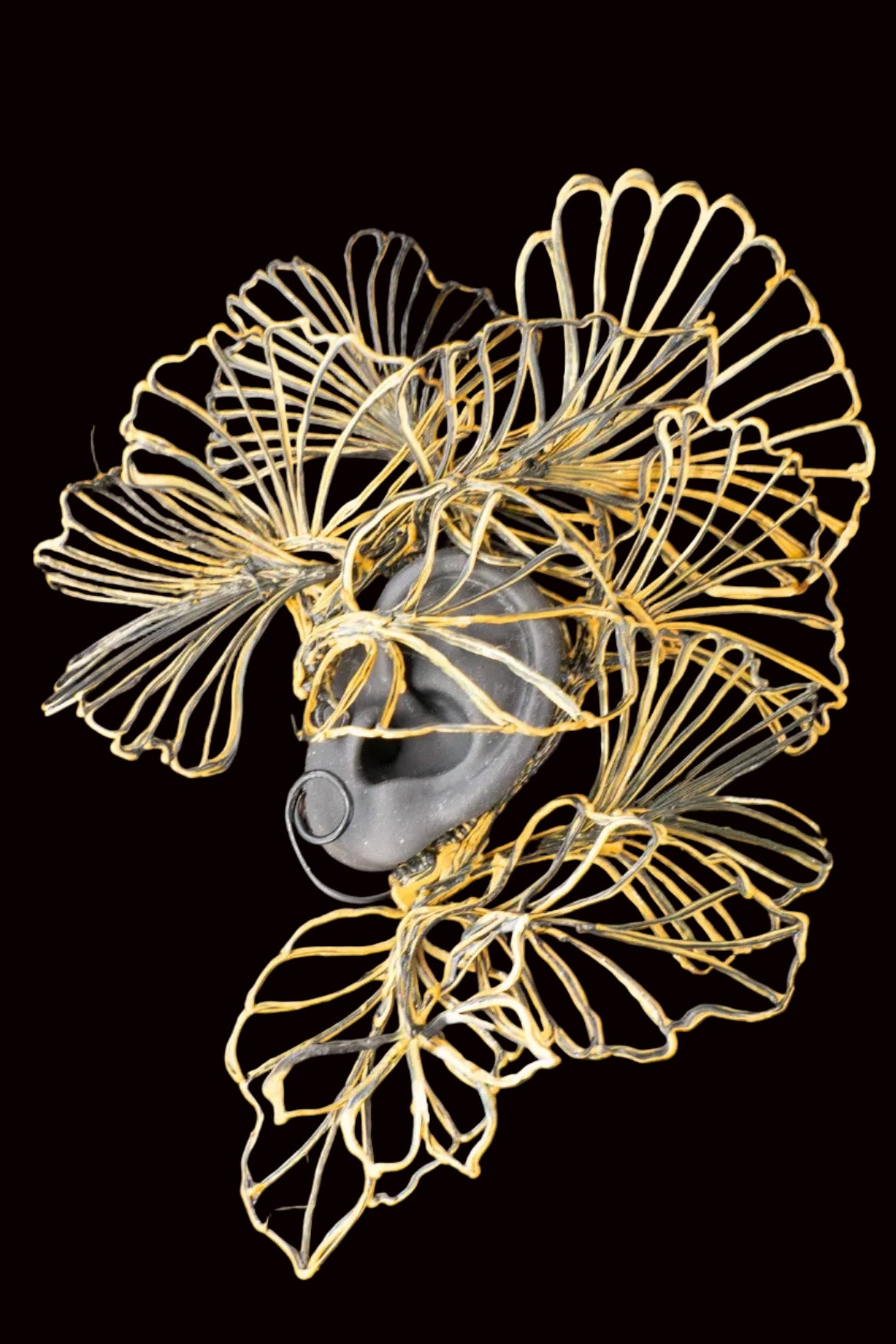 Jardin de nuit est un accessoire de haute qualité, fait à la main en 3D avec un design de feuilles Mettez-la sur votre oreille pour ressentir une élégance exclusive et une touche d'art botanique. Soyez la princesse de votre propre conte de fées avec cette couronne exquise.