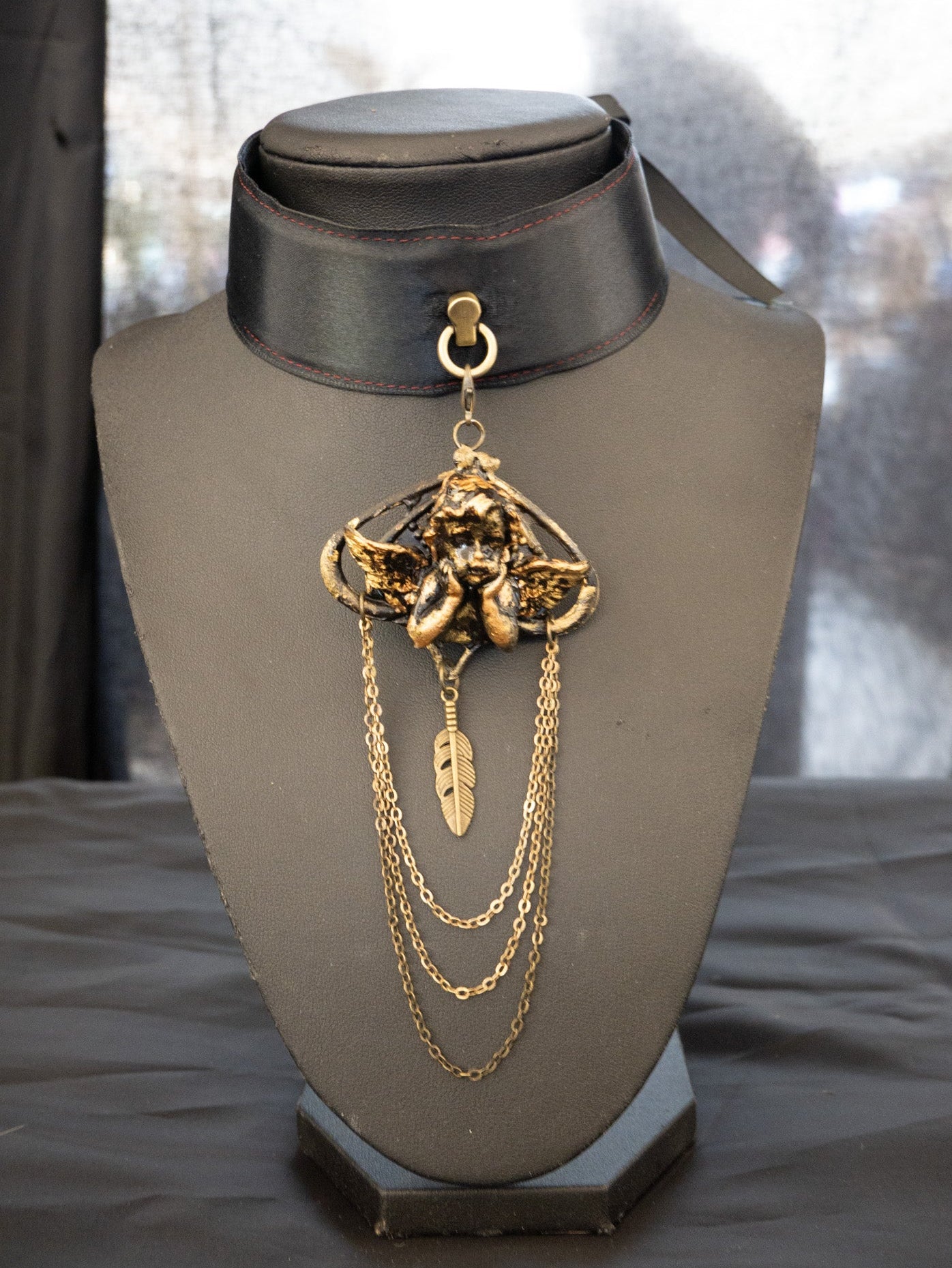 Collier ras de cou ange baroque inspiré de l’art sacré et du baroque, pièce sculpturale divine et ornementale