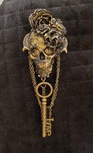 Charger l'image dans la galerie, Broche crane et clef