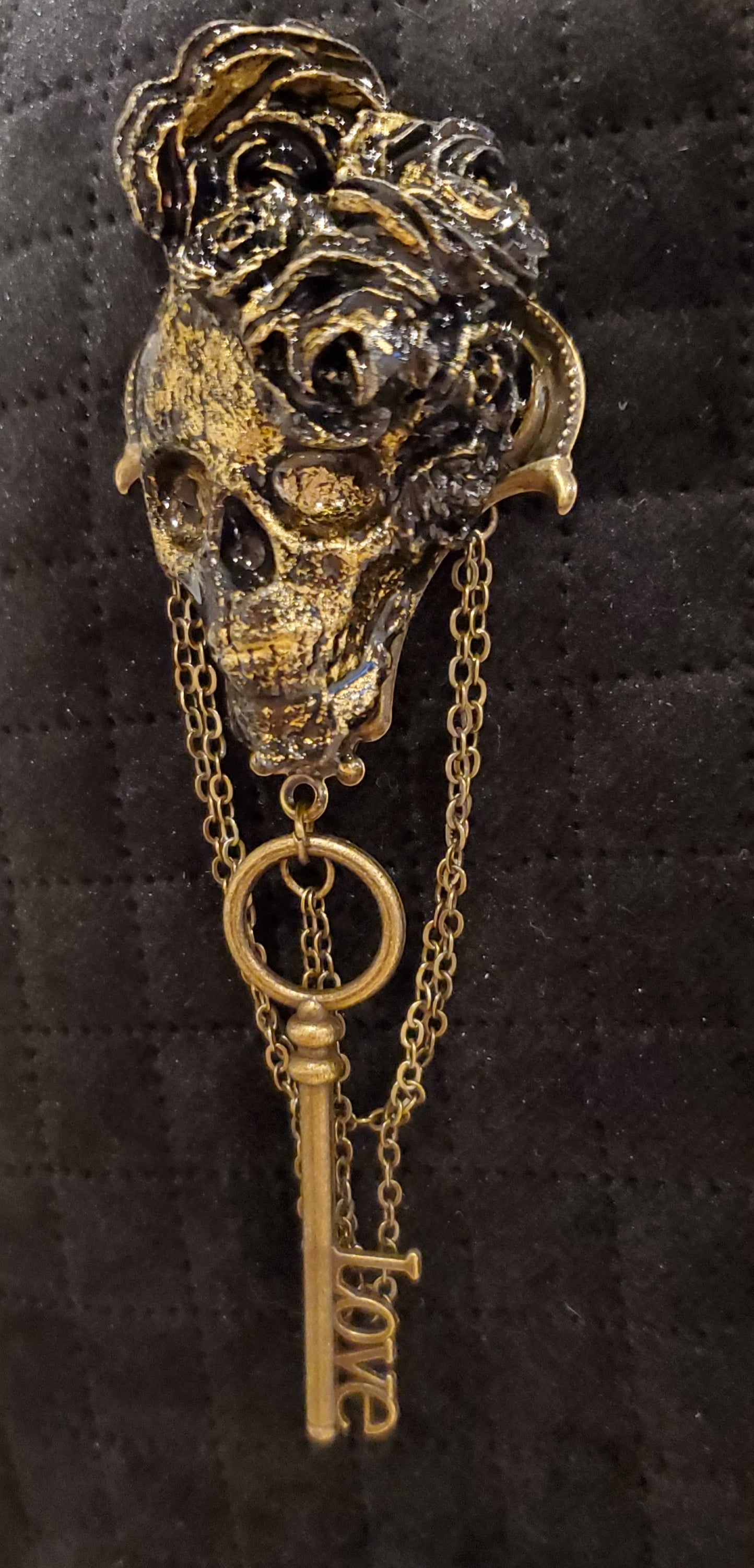 Broche crane et clef