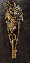 Charger l'image dans la galerie, Broche crane et clef