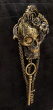 Charger l'image dans la galerie, Broche crane et clef