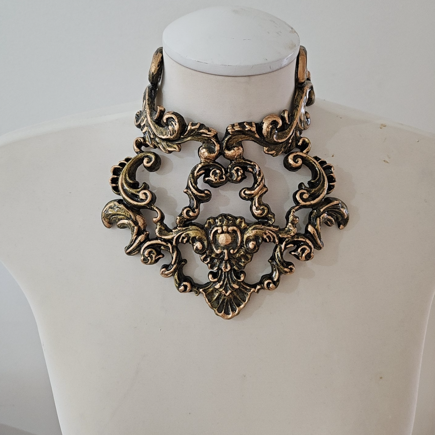 VENDU! SOLD! Marie Antoinette, au cou