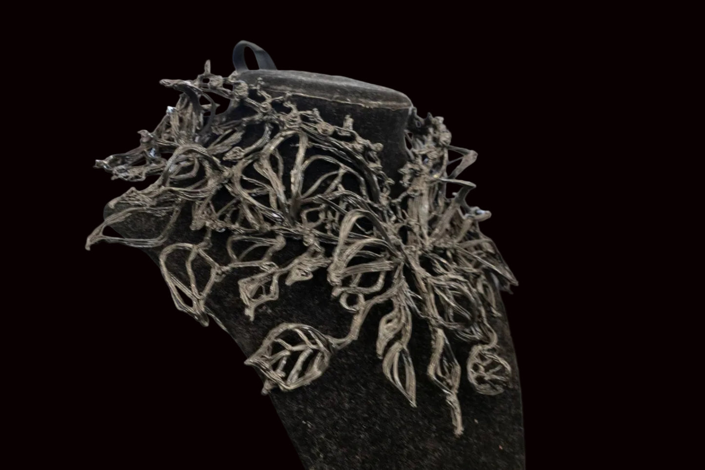 Collier Venom 3D inspiré d’une énergie sombre et organique, pièce sculpturale audacieuse et envoûtante