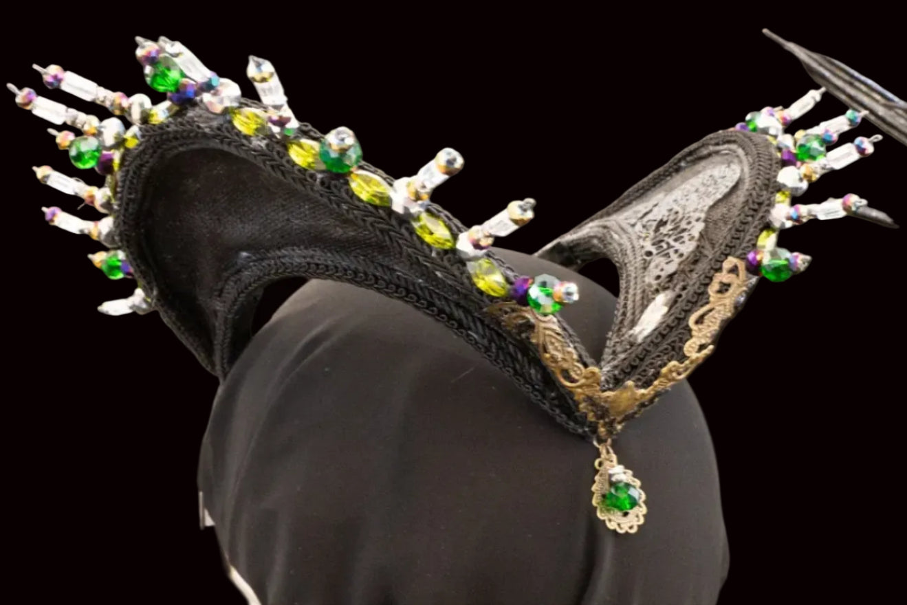 Couronne Renaissance sombre et royale, inspirée d’une reine puissante et redoutable, pièce sculptée dramatique
