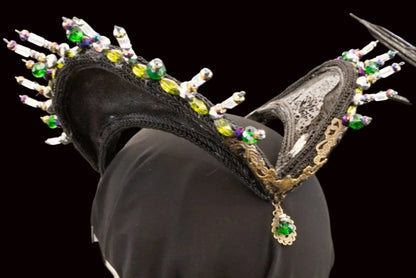 Couronne Renaissance sombre et royale, inspirée d’une reine puissante et redoutable, pièce sculptée dramatique