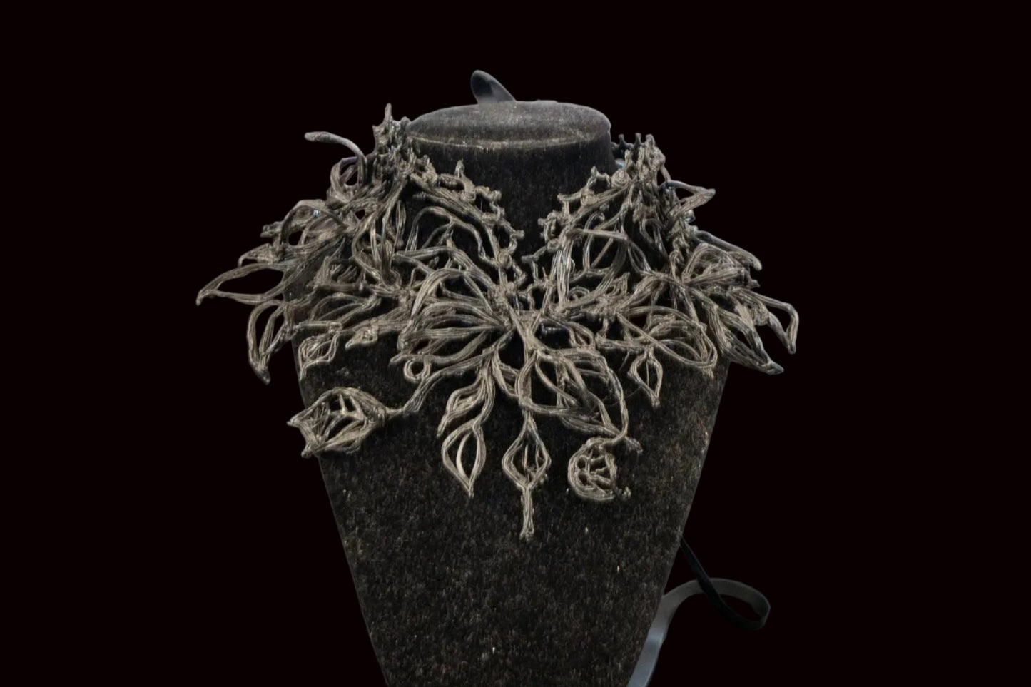 Collier Venom 3D inspiré d’une énergie sombre et organique, pièce sculpturale audacieuse et envoûtante