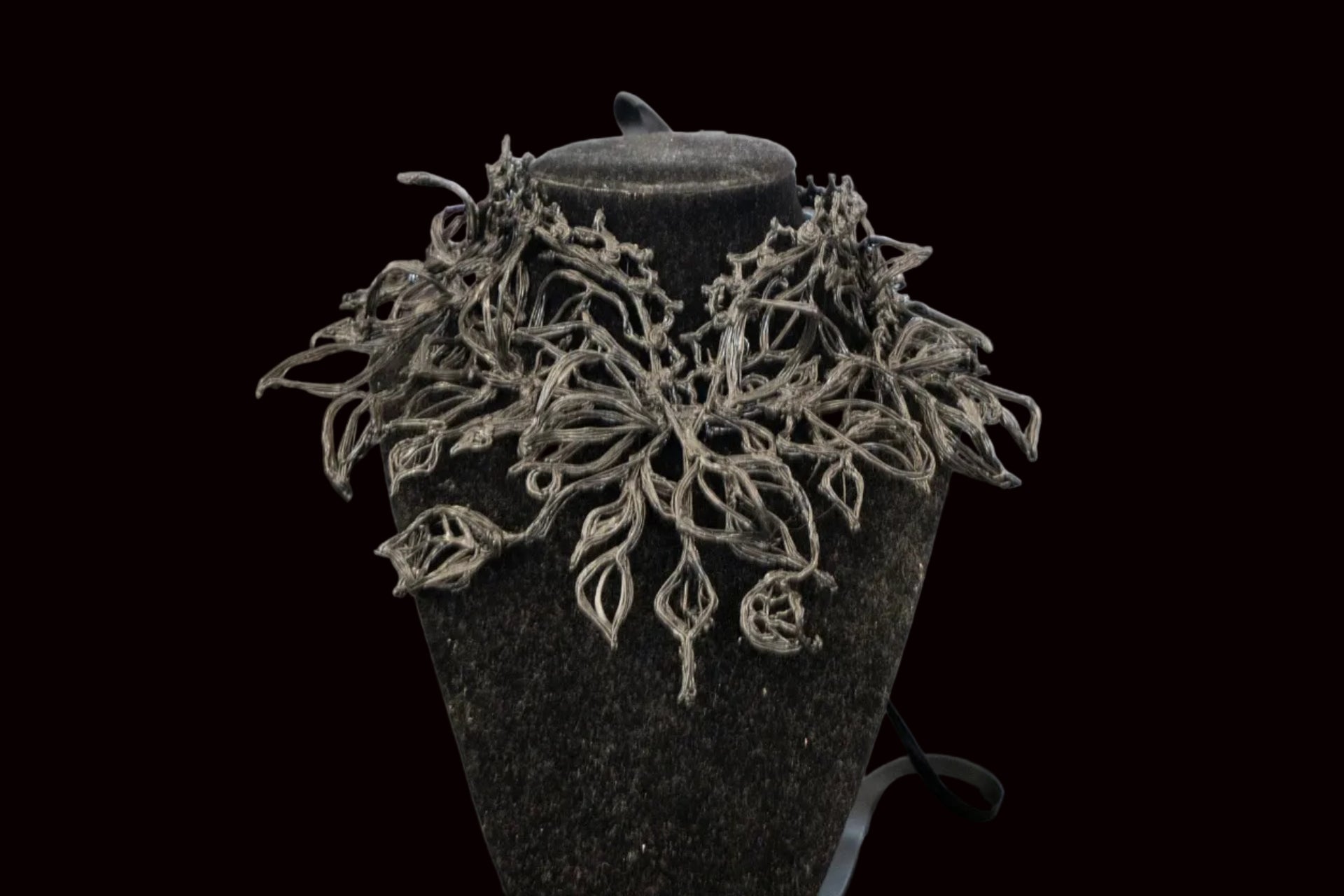 Collier Venom 3D inspiré d’une énergie sombre et organique, pièce sculpturale audacieuse et envoûtante