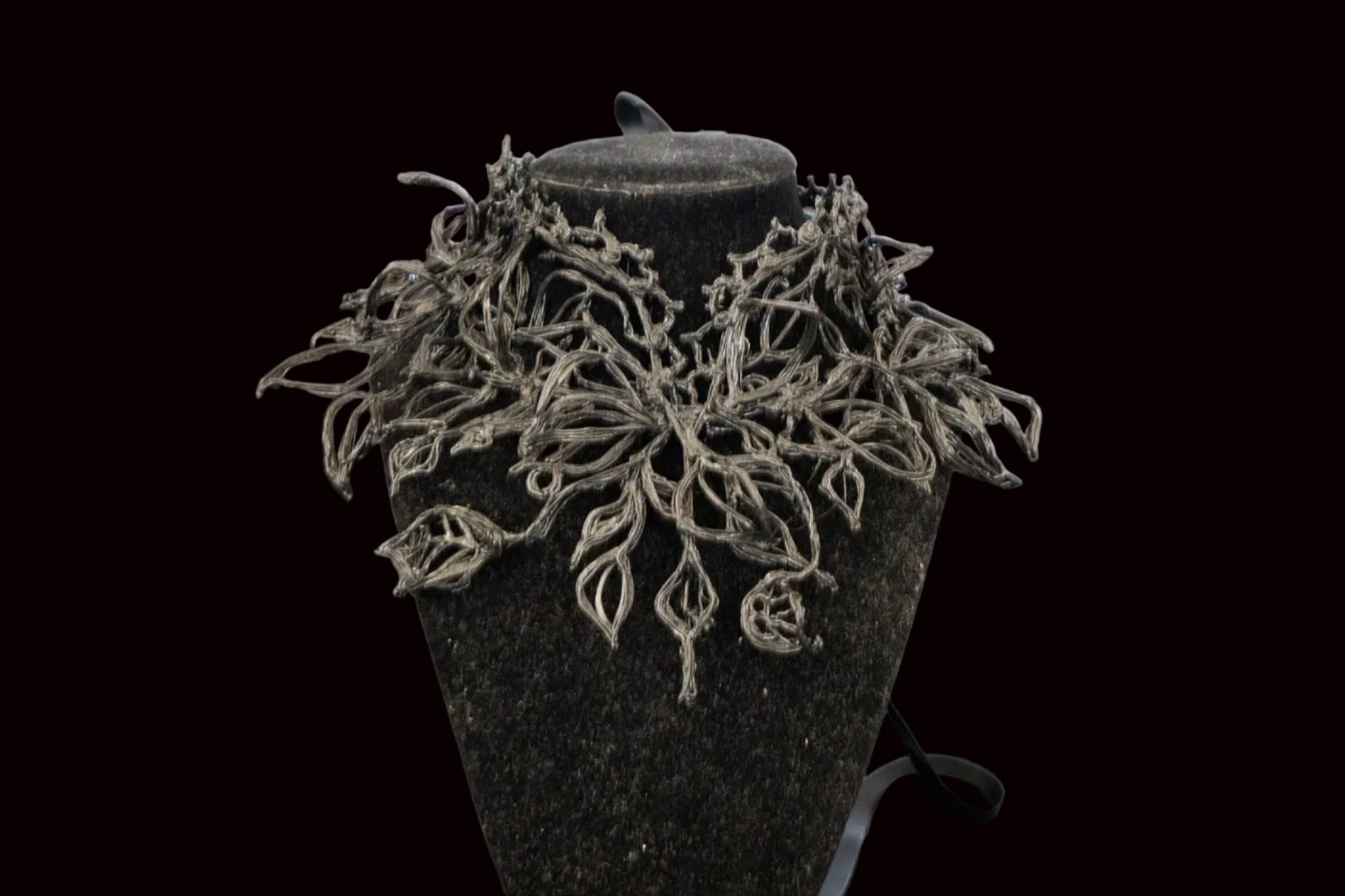 Collier Venom 3D inspiré d’une énergie sombre et organique, pièce sculpturale audacieuse et envoûtante