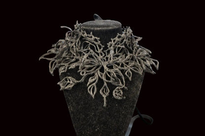 Collier Venom 3D inspiré d’une énergie sombre et organique, pièce sculpturale audacieuse et envoûtante