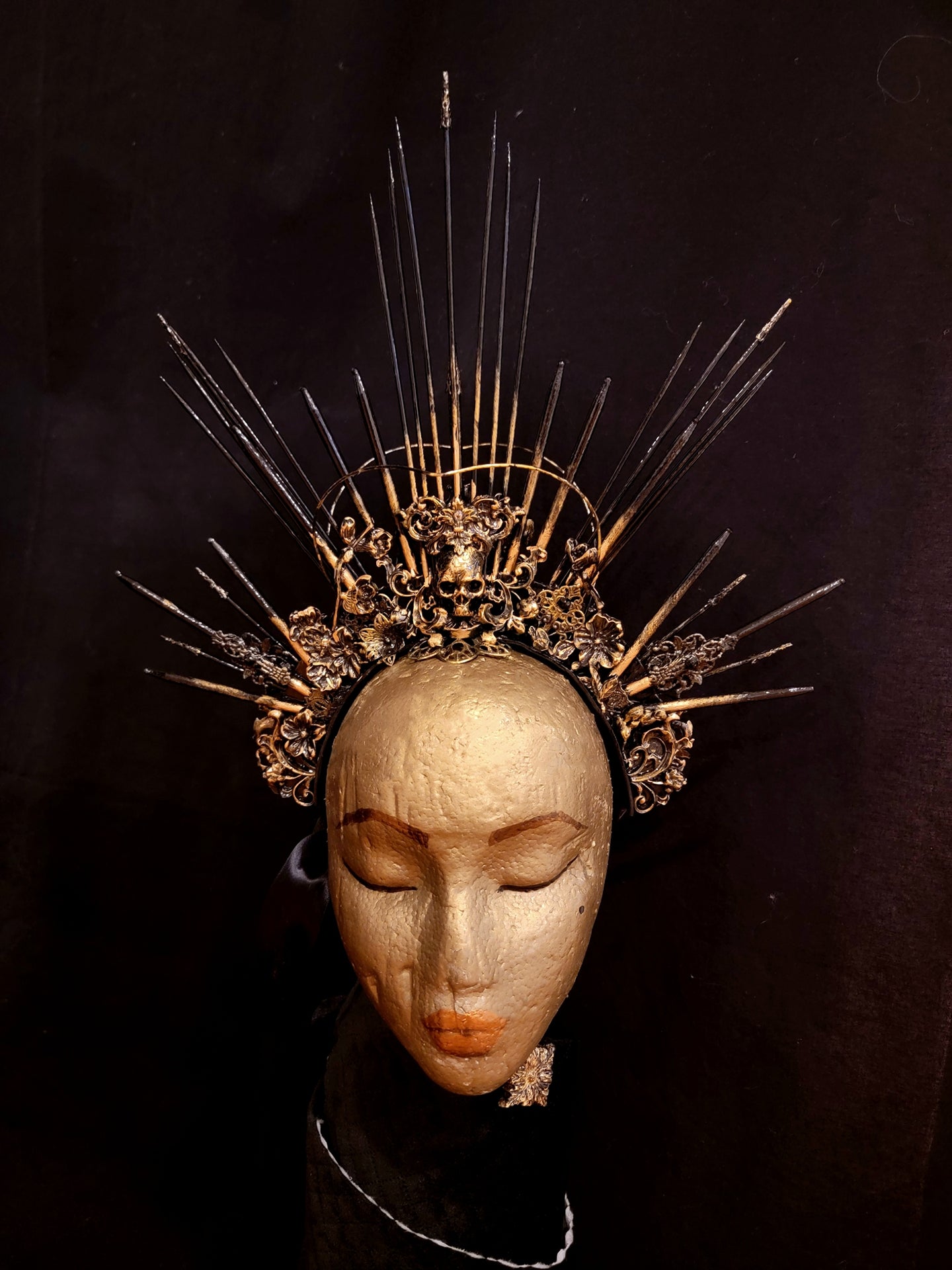 Couronne de pics et de crâne