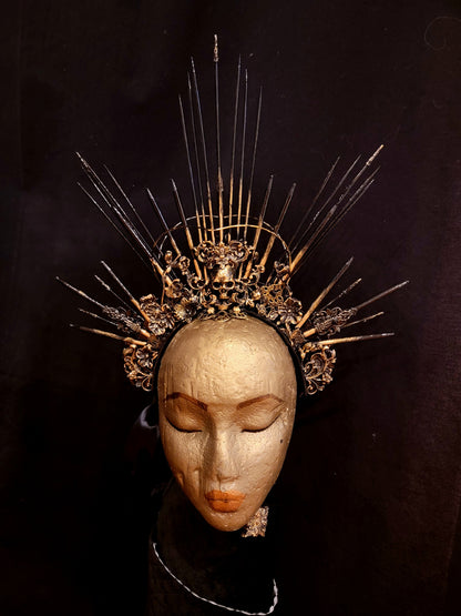 Couronne de pics et de crâne